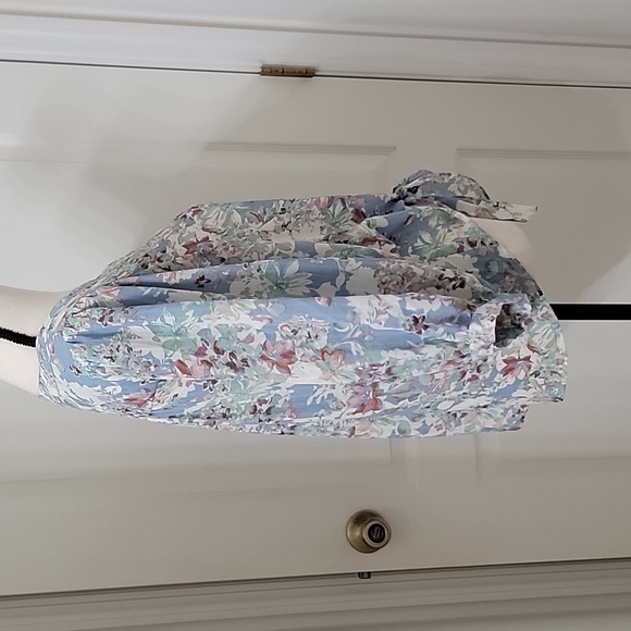 Rose + Olive Size M Muted Blue, Pink, Burgundy & White Floral Tie Front Blouse - Picture 5 of 11